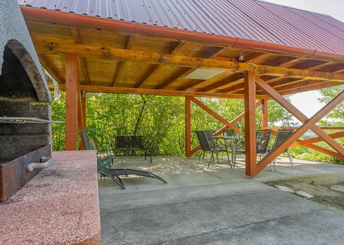 Panorama Apartmanhaz * אסטרגום